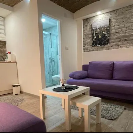 Uno Apartment *
